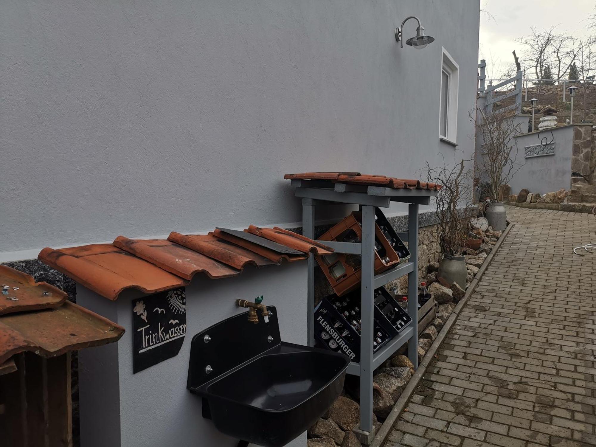 Pauls Hexenhaus Hexe Mit Fahrrad Garage Und Innenhof Fuer Motorraeder *